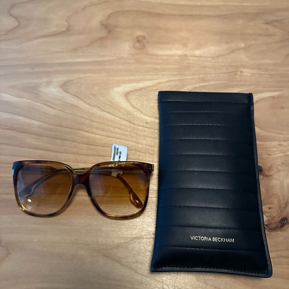 Victoria Beckham VB610S 222 Sunglasses – Tortoise/Brown Gradient